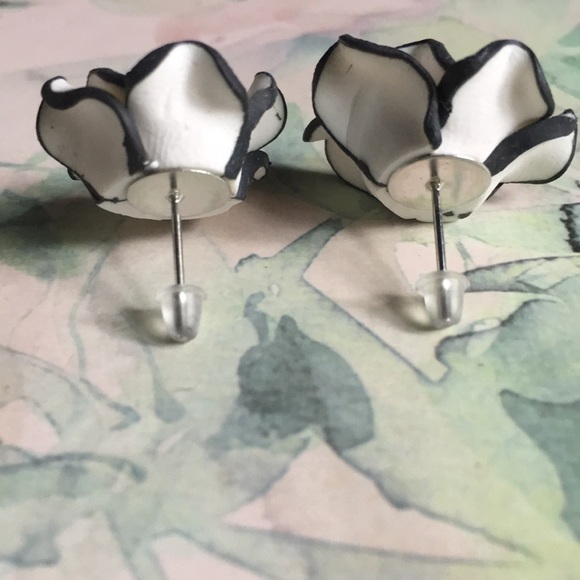 New! White Rose Stud Earrings - Picture 7 of 8